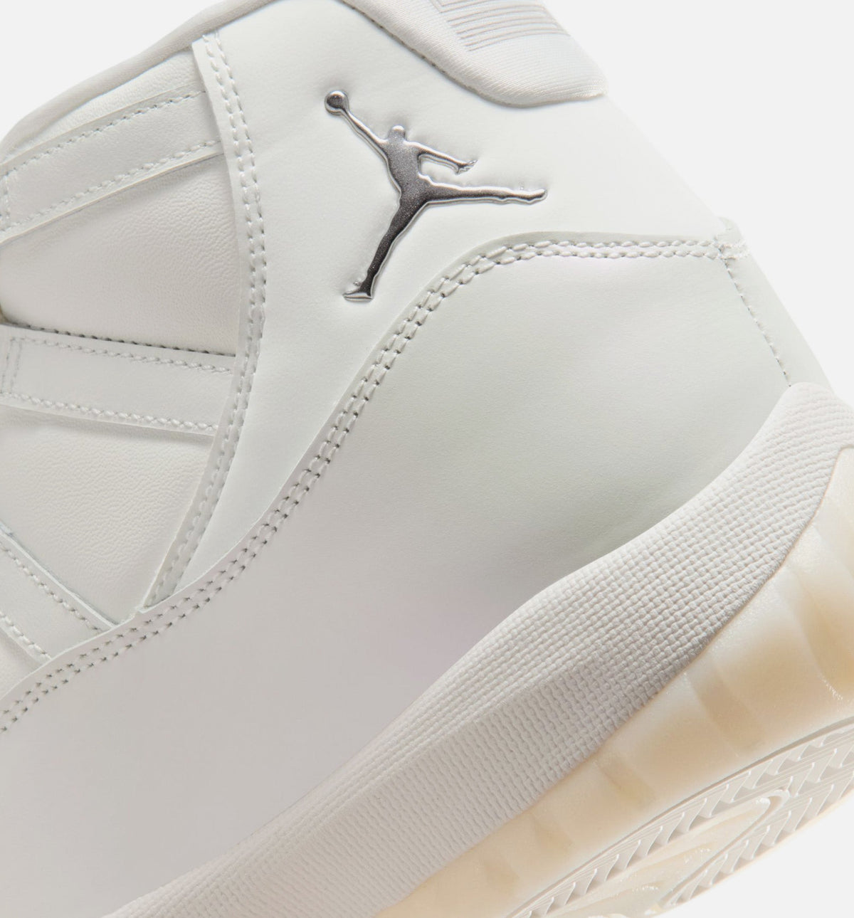 Air Jordan 11 Retro Pearl 女款生活方式运动鞋 - 帆布白珍珠灰白色银色