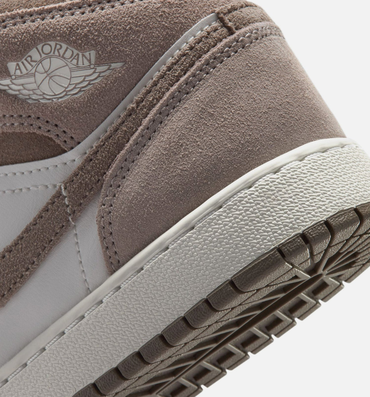Air Jordan 1 Mid Grade School 生活方式运动鞋 - 谜石色橄榄灰峰川白