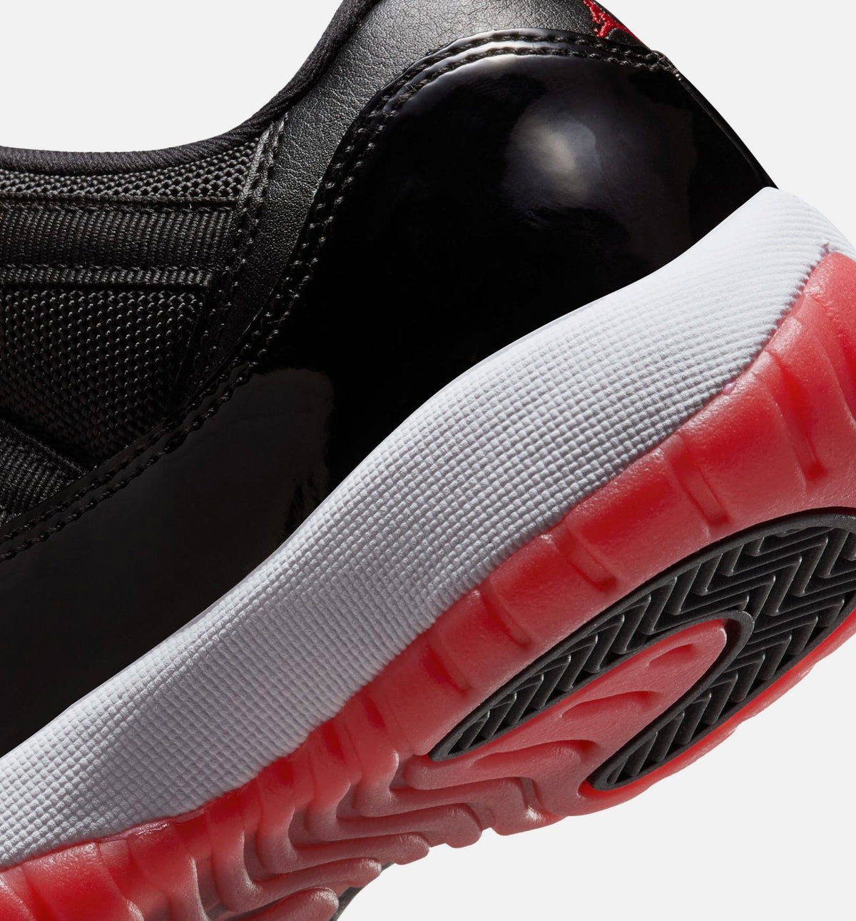 Air Jordan 11 Retro Bred Grade School 生活方式运动鞋 - 黑色大学红白色