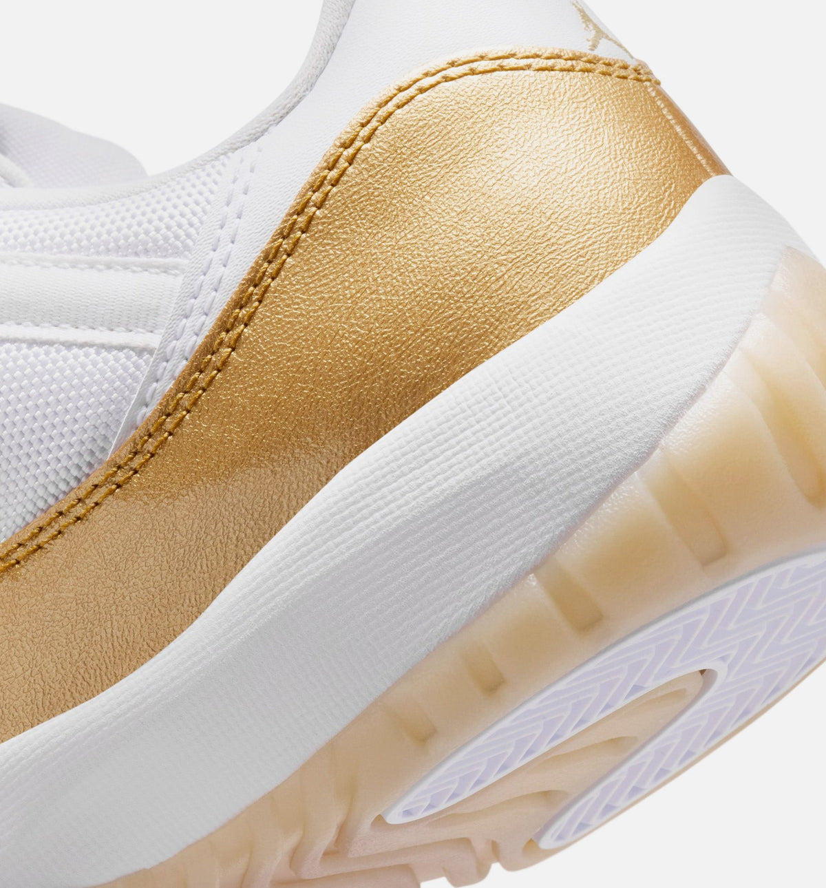 Air Jordan 11 Retro Low Mother's Day 女款运动鞋 | 白/金属金/队金配色
