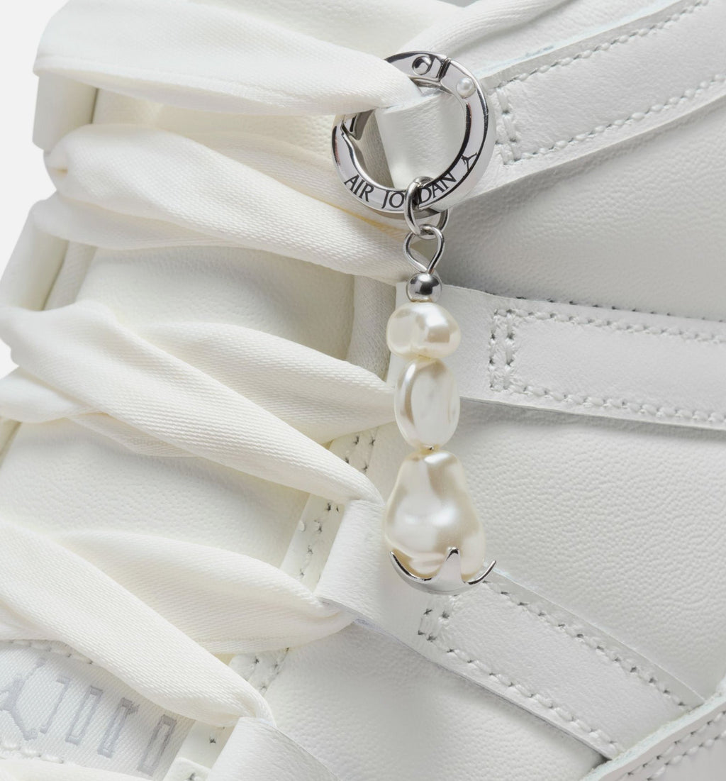 Air Jordan 11 Retro Pearl 女款生活方式运动鞋 - 帆布白珍珠灰白色银色